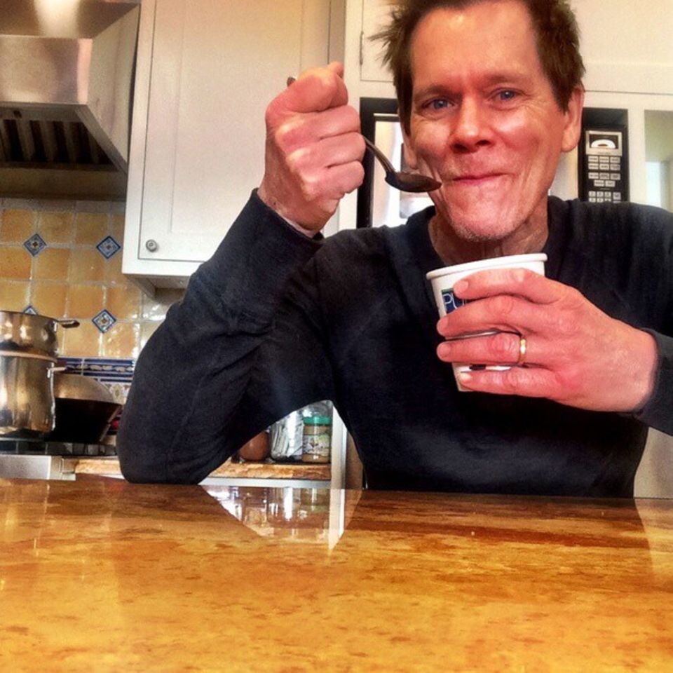 Das gibt Bauchschmerzen: Kevin Bacon isst zum Frühstück ein Eis.