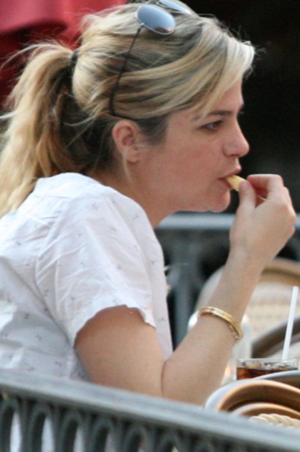 Selma Blair und Sohn Arthur essen frischen Fisch zu Mittag. Selma Blair und Sohn Arthur essen frischen Fisch zu Mittag.