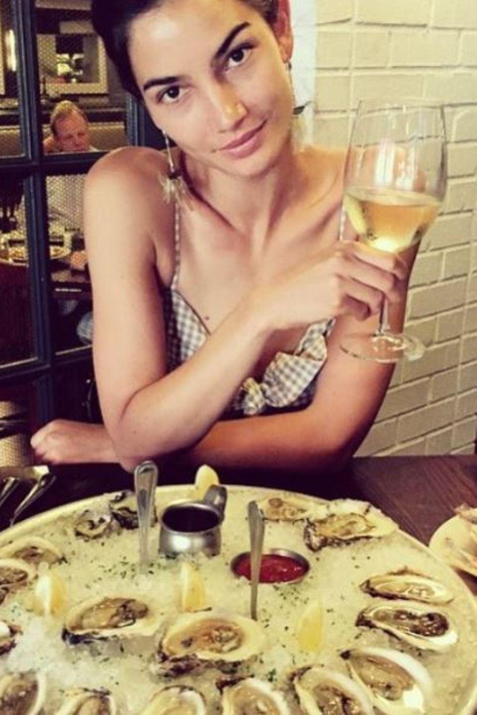 Lily Aldridge genießt ihre Austern und beginnt auf Instagram ihr Lieblingsessen in Los Angeles zu posten.