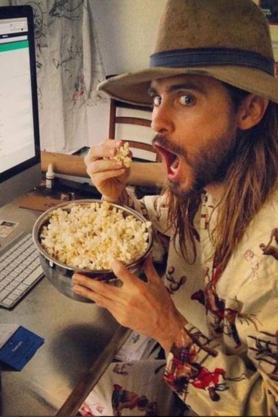 Jared Leto mag's gern ungewöhnlich: im schrägen Pyjama und dem Film "Shining" lässt er sich eine Schüssel Popcorn schmecken.