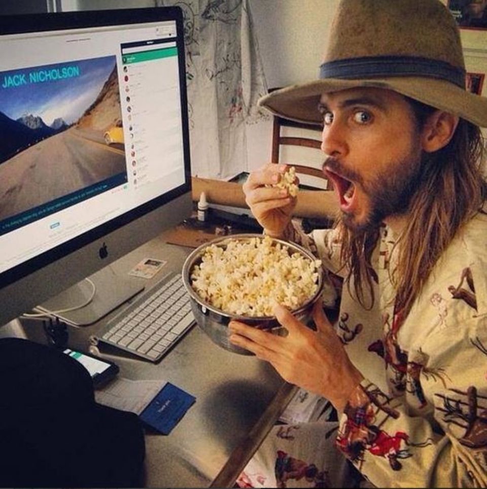Jared Leto mag's gern ungewöhnlich: im schrägen Pyjama und dem Film "Shining" lässt er sich eine Schüssel Popcorn schmecken. Jared Leto mag's gern ungewöhnlich: im schrägen Pyjama und dem Film "Shining" lässt er sich eine Schüssel Popcorn schmecken.