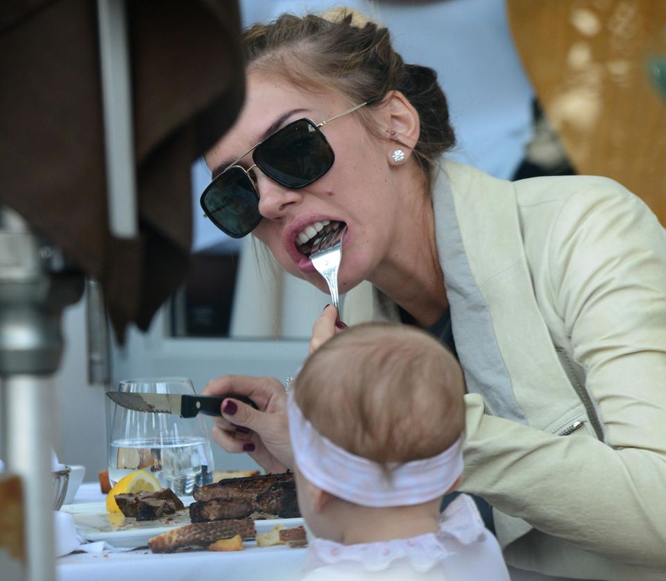 Für Petra Ecclestone gibt es ein saftiges Steak zum Mittagessen, während Töchterchen Lavinia mit etwas Brot vorlieb nehmen muss. Für Petra Ecclestone gibt es ein saftiges Steak zum Mittagessen, während Töchterchen Lavinia mit etwas Brot vorlieb nehmen muss.