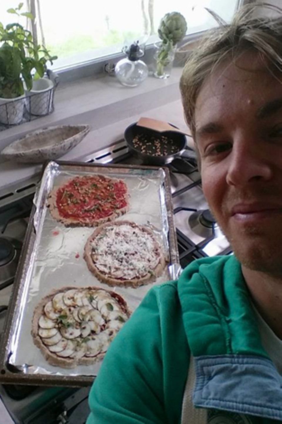 Nico Rosberg beweist, dass er nicht nur ein guter Rennfahrer ist, sondern auch Pizza backen kann.