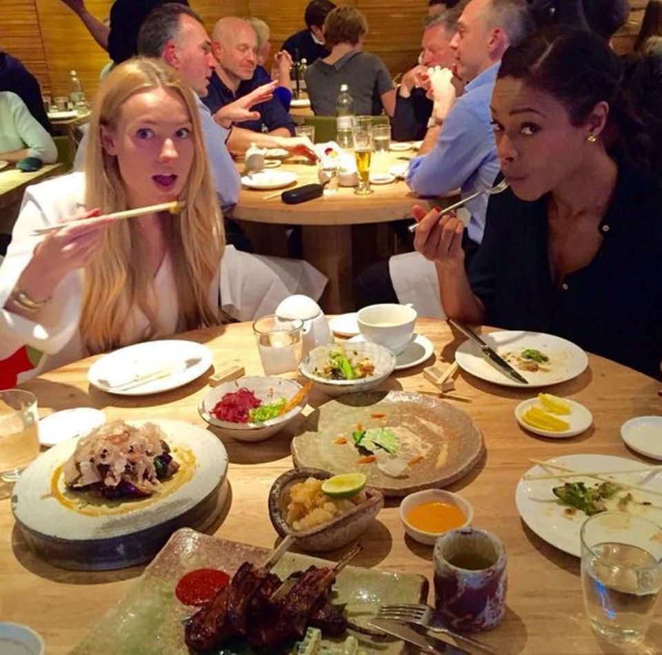 Naomie Harris genießt ihr vielseitiges Mittagessen: von Lammkoteletts über Salat und Gemüse ist alles dabei. Guten Appetit!