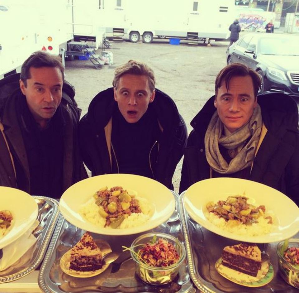 Raubtierfütterung am Set von "Vier gegen die Wand": Jan Josef Liefers, Matthias Schweighöfer und Bully Herbig sterben vor Hunger und können es kaum abwarten sich einen der Teller zu schnappen. Guten Appetit! Raubtierfütterung am Set von "Vier gegen die Wand": Jan Josef Liefers, Matthias Schweighöfer und Bully Herbig sterben vor Hunger und können es kaum abwarten sich einen der Teller zu schnappen. Guten Appetit!