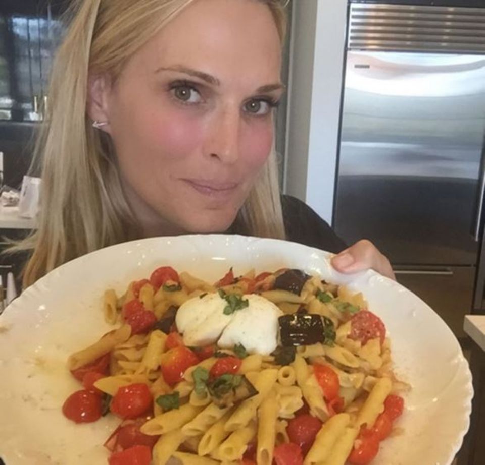 Molly Sims bereitet eine leckere Pasta mit Tomaten und Mozzarella zu. Molly Sims bereitet eine leckere Pasta mit Tomaten und Mozzarella zu.
