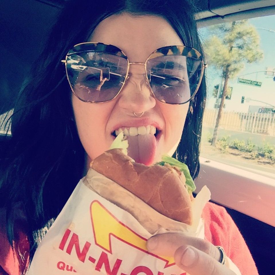 Auch während man einen Burger verputzt kann man ein Selfie machen. Pixie Geldof will ihren Fans auf Instagram auch diese Mahlzeit nicht vorenthalten. Auch während man einen Burger verputzt kann man ein Selfie machen. Pixie Geldof will ihren Fans auf Instagram auch diese Mahlzeit nicht vorenthalten.