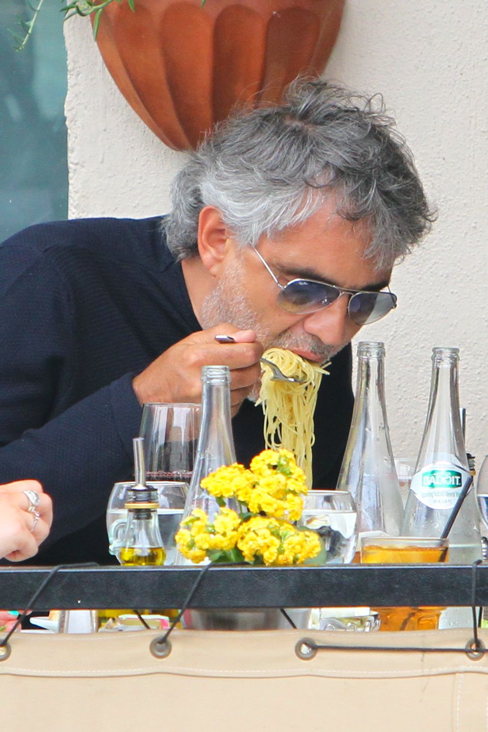 Als waschechter Italiener isst Andrea Bocelli natürlich auch in einem Restaurant in Hollywood Spaghetti.