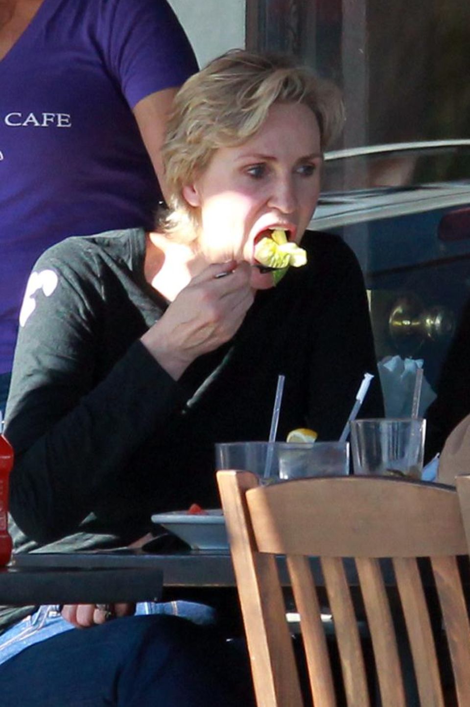 "Glee"-Star Jane Lynch trifft sich zum Mittagessen mit einem Freund in West Hollywood.