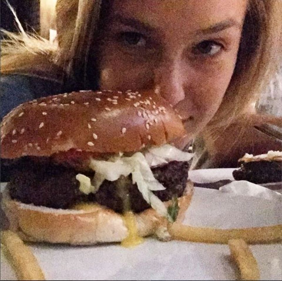 Bar Refaeli genießt mit allen Sinnen und riecht erst einmal am Burger bevor sie hineinbeißt. Bar Refaeli genießt mit allen Sinnen und riecht erst einmal am Burger bevor sie hineinbeißt.