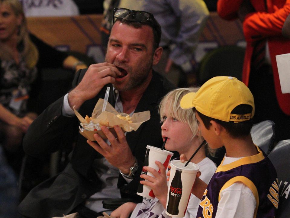 Pommes und Cola gehören einfach zu einem "Lakers" Spiel dazu. In Los Angeles genießen Liev Schreiber mit Sohnemann Alexander und einem Freund das Basketballspiel. Pommes und Cola gehören einfach zu einem "Lakers" Spiel dazu. In Los Angeles genießen Liev Schreiber mit Sohnemann Alexander und einem Freund das Basketballspiel.