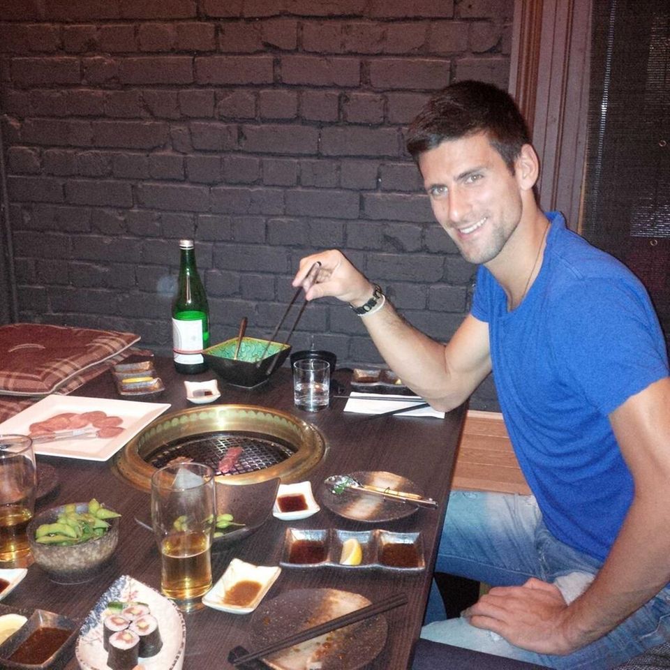 Der Tennisprofi Novak Djokovic freut sich auf sein japanisches BBQ. Der Tennisprofi Novak Djokovic freut sich auf sein japanisches BBQ.
