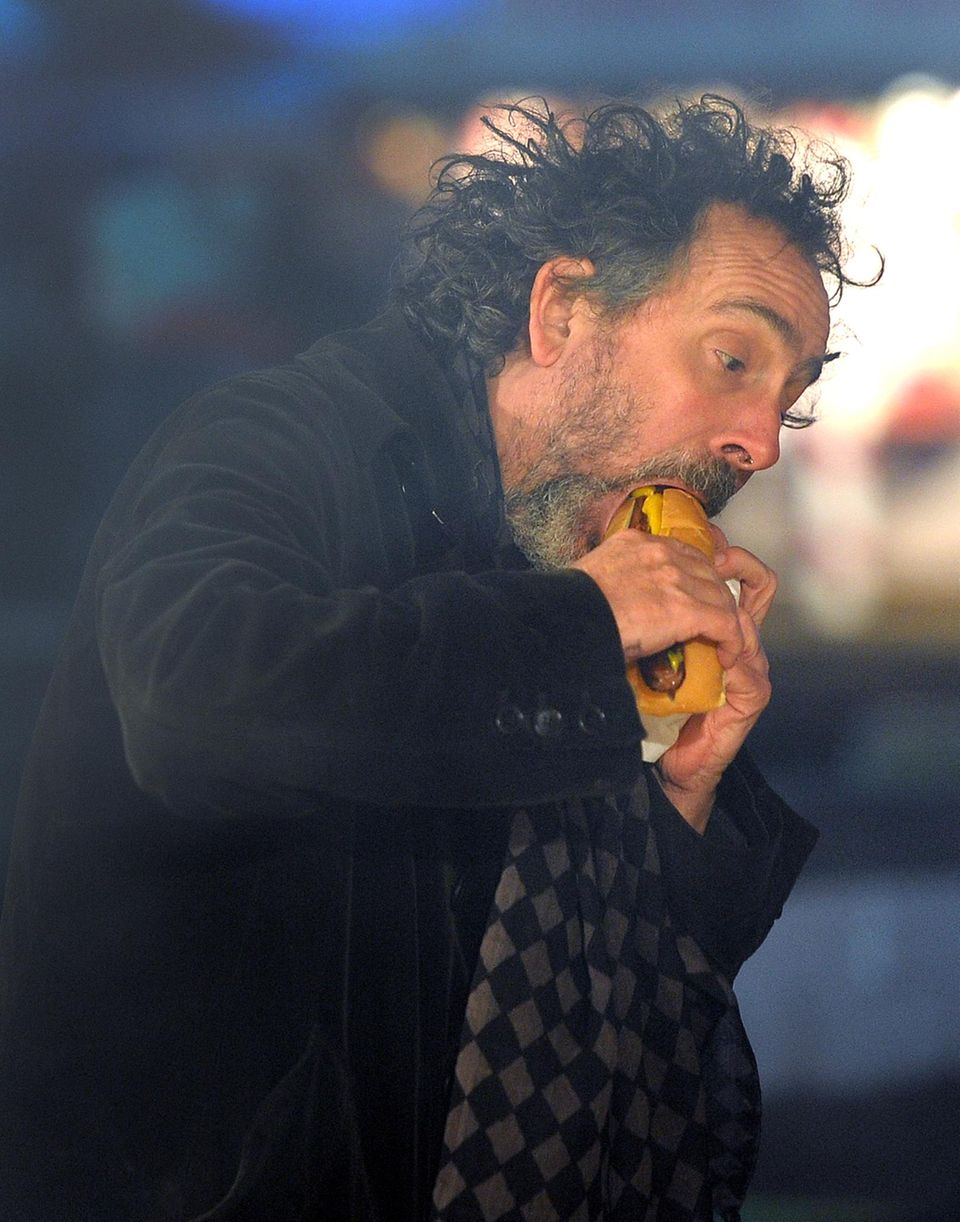 Bei der Eröffnung des "Winter Wonderlands" im Hyde Park, gönnt sich Tim Burton einen großen Hotdog. Bei der Eröffnung des "Winter Wonderlands" im Hyde Park, gönnt sich Tim Burton einen großen Hotdog.