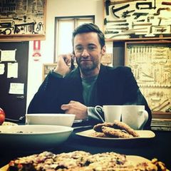 Hugh Jackman fragt sich ob er bei den leckeren Cookies zulangen soll oder nicht.