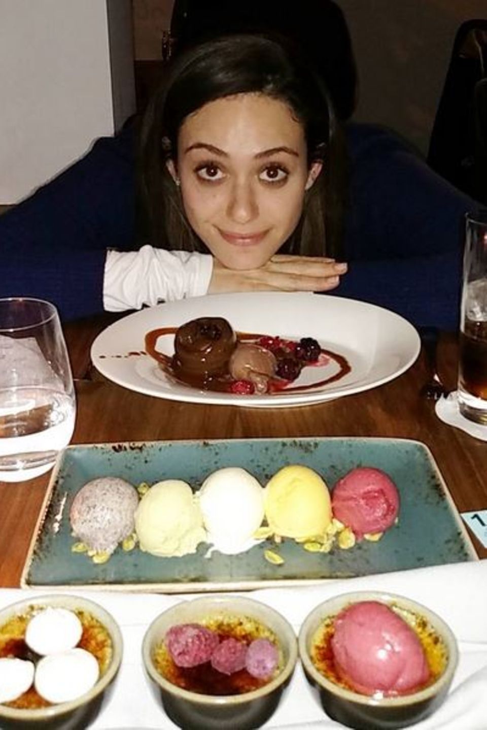 Emmy Rossum freut sich auf ihre eisigen "Nachtische" im BKB Restaurant. Emmy Rossum freut sich auf ihre eisigen "Nachtische" im BKB Restaurant.
