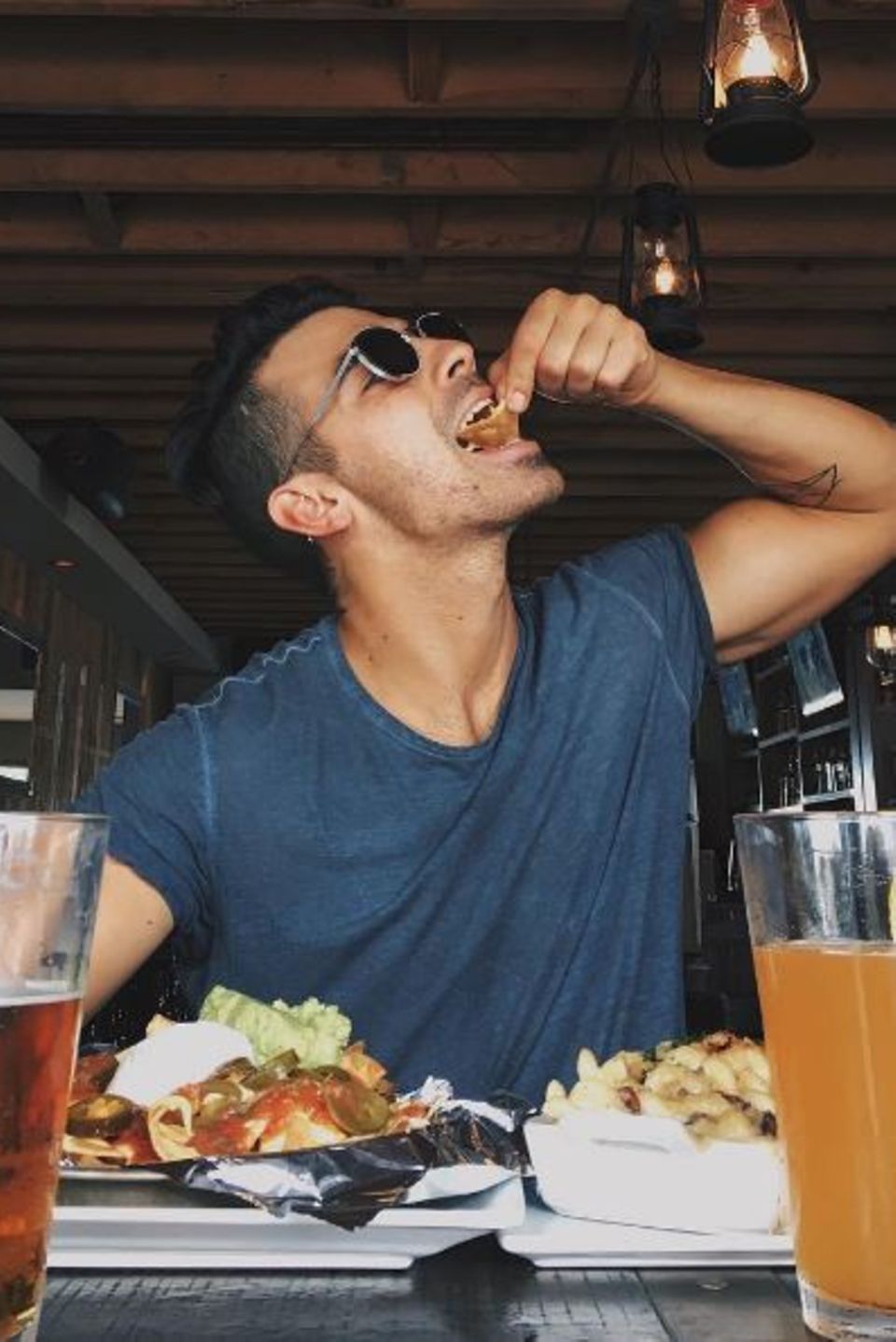 Joe Jones hat Spaß beim Essen, er verputzt eine riesige Mahlzeit und genießt jeden Bissen. Joe Jones hat Spaß beim Essen, er verputzt eine riesige Mahlzeit und genießt jeden Bissen.
