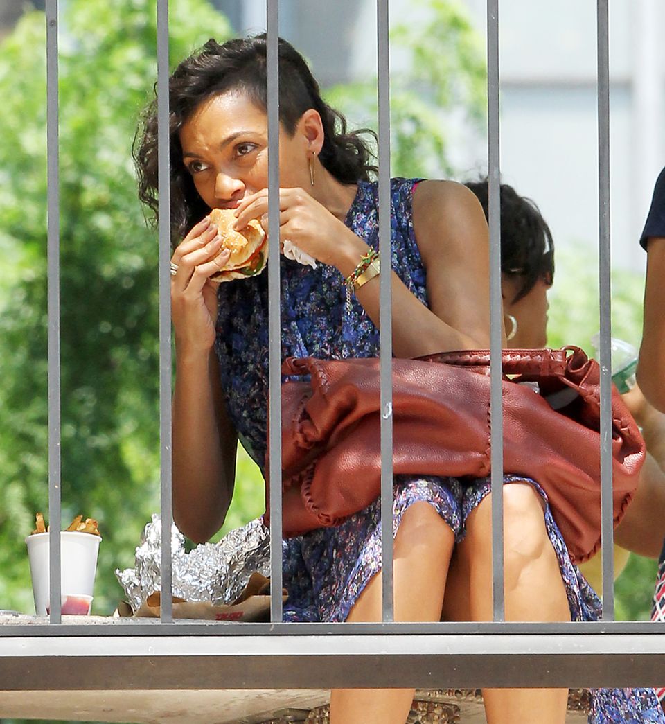 Beherzt beißt Rosario Dawson in New York in ihren Burger. Beherzt beißt Rosario Dawson in New York in ihren Burger.