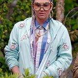 Sängerin Kesha sorgt mit ihrem Styling auch gern mal für Aufsehen: Eingeflochtene Zöpfe, pastelliges Freizeit-Outfit und nicht zuletzt die Riesenbrille im Bambus-Look tun hier ihr Übriges.