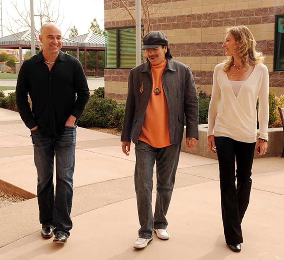 4. Februar 2010: Andre Agassi, Santana und Steffi Graf machen sich auf zu der College Preparatory Academy.