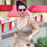 Liebe Britney Spears, was ziehst du bloß immer an? Zum tollen neuen Auberginenton deiner Haare kombinierst du eine farblich abgestimmte Sonnenbrille, doch dieses Maxikleid mit Häkel-Strick-Einsätzen geht wirklich gar nicht.