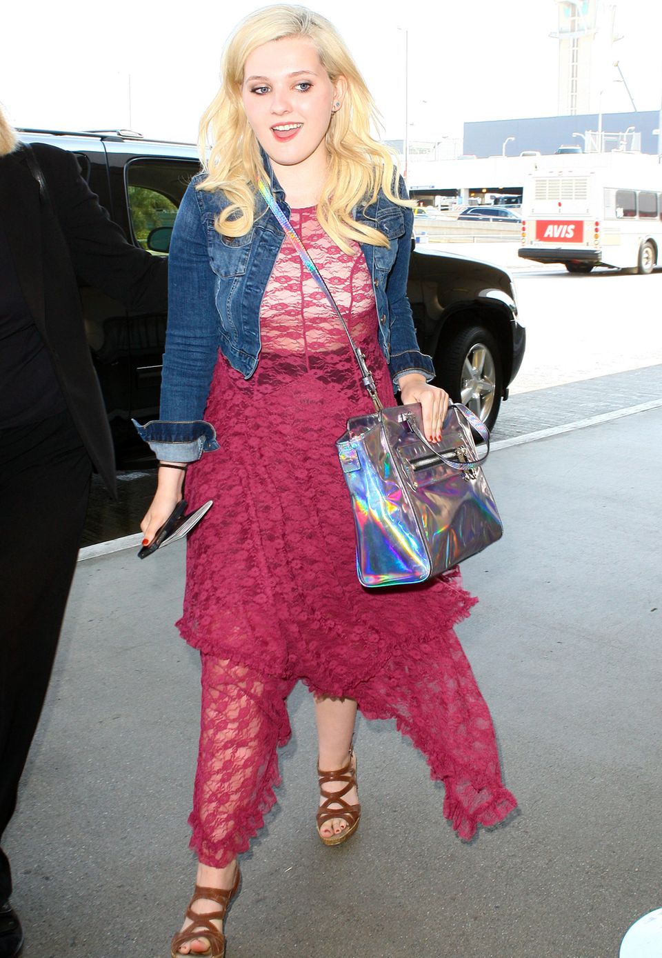Kaum zu glauben, aber Schauspieler Abigail Breslin ist tatsächlich erst 17 Jahre alt. Unter ihrem dem roten Spitzenkleid zeichnet sich ein schwarzer Bund ab, der Brustbereich dagegen ist fragwürdig hautfarben. In Kombination mit der changierenden Metallic-Tasche und den klobigen Wedges in Braun ist dieser Look leider gar und gar nicht preisverdächtig. Kaum zu glauben, aber Schauspieler Abigail Breslin ist tatsächlich erst 17 Jahre alt. Unter ihrem dem roten Spitzenkleid zeichnet sich ein schwarzer Bund ab, der Brustbereich dagegen ist fragwürdig hautfarben. In Kombination mit der changierenden Metallic-Tasche und den klobigen Wedges in Braun ist dieser Look leider gar und gar nicht preisverdächtig.