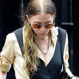Millionen auf dem Konto, ein eigenes Modelabel - und trotzdem sieht Mary-Kate Olsen mit diesem Look aus wie ihre eigene Großmutter. Da hilft auch der goldene "Atlas"-Armreif von Tiffany nichts. Dieses Outfit ist eine klassische Modesünde.