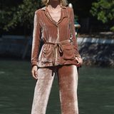 Der Pyjama-Look ist zwar in diesem Sommer total angesagt, aber dieses samtig, schlabberige Ensemble an Supermodel Eva Herzigova sieht für die Filmfestspiele in Venedig dann doch zu verlottert aus.