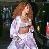 Na, dann gute Nacht... Im Seiden-Pyjama, BH und puscheligen Hausschuh-Heels sieht Rihanna bei einem nächtlichen Trip durch New York mit Drink in der Hand eher so aus, als würde sie geradewegs ins Bett wanken.