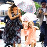 Jessica Alba und ihre Töchter Haven und Honor haben trotz Regen Spaß beim Spazieren durch das sommerlich warme New York.