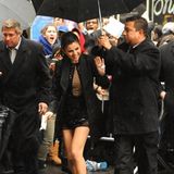 Selena Gomez wird bei ihrer Ankuft zur David Letterman-Show von einem Schirmträger begleitet.