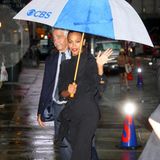 Ein Glück, das Zoe Zaldana einen Schirm dabei hat. So wird die exotische Schauspielerin auf dem Weg zur "Late Show mit Steven Colbert" in New York nicht nass.