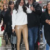 Die Sängerin Selena Gomez schützt sich mit einem Schirm vor dem Regen und verzichtet gleich auf festes Schuhwerk. So kann das Wasser wieder gut aus den Schuhen rauslaufen.