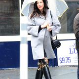 Liv Tyler versucht sich in New York mit Regenschirm und schicken Gummistiefeln gegen den Regen zu schützen.