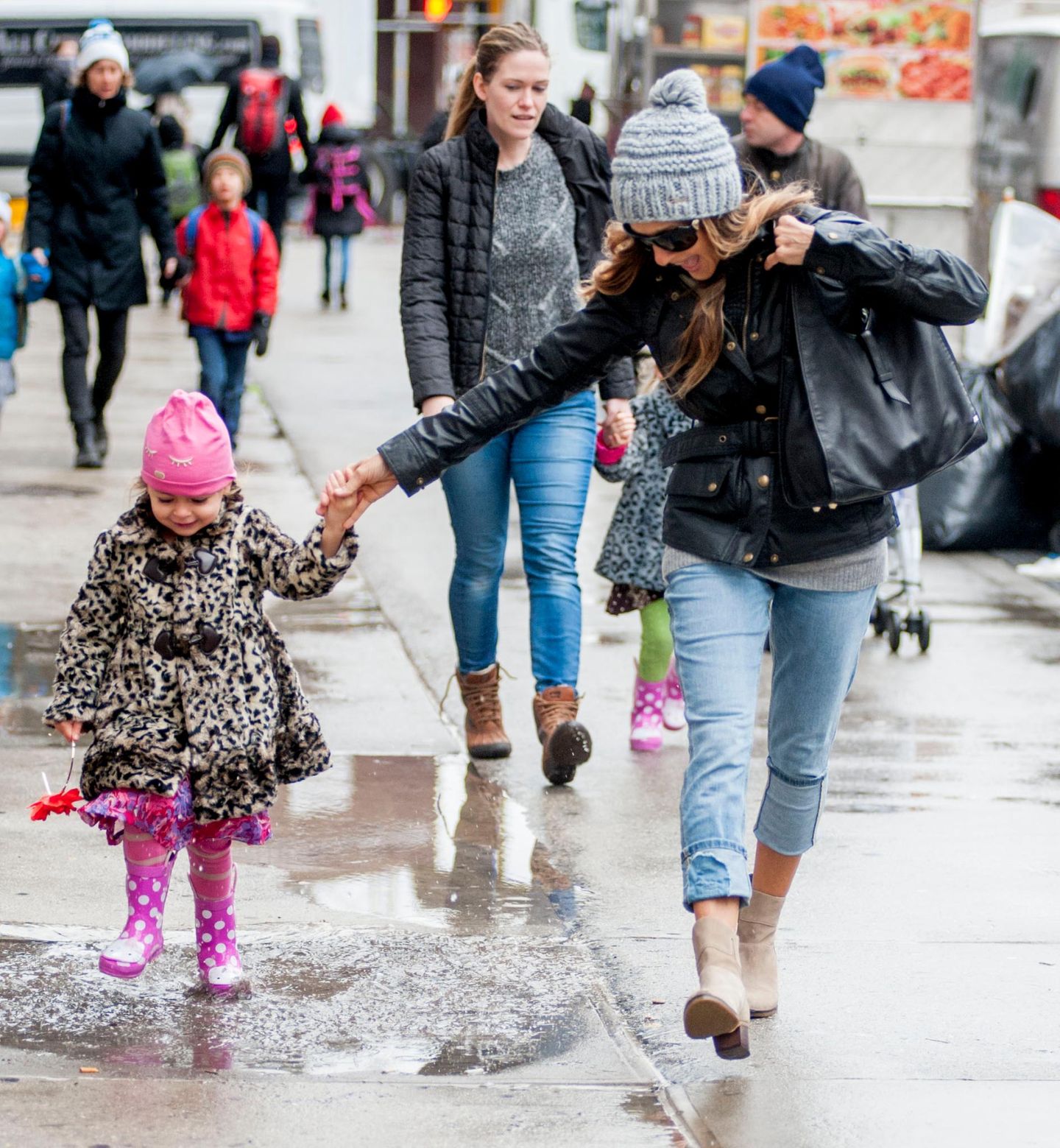 Sarah Jessica Parker und ihre Tochter Tabitha haben in New York Spaß mit den großen Pfützen auf dem Gehweg.