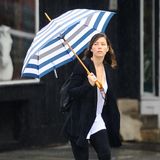 Im grauen und regnerischen New York City ist Jessica Biel mit ihrem Streifenschirm ein kleiner Lichtblick.