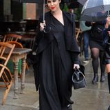 Kat Von D schützt sich vor dem Regen in Manhattan mit einem großen Schirm.