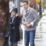 28. Februar 2014: Reese Witherspoon und ihr Mann Jim Toth trotzen dem regnerischen Wetter, als sie aus einem Restaurant in Venice Beach kommen.