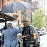 Schlechte Wetteraussichten: Jeff Goldblum ist gerade in New York am Hotel angekommen. Trotz Regenschirmhalter, wirkt er etwas zerknirscht über das Wetter.