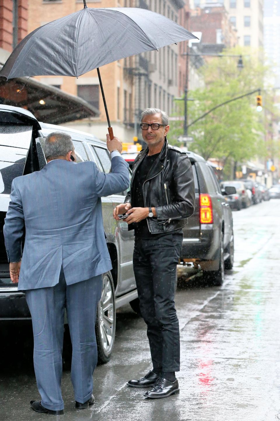Schlechte Wetteraussichten: Jeff Goldblum ist gerade in New York am Hotel angekommen. Trotz Regenschirmhalter, wirkt er etwas zerknirscht über das Wetter. Schlechte Wetteraussichten: Jeff Goldblum ist gerade in New York am Hotel angekommen. Trotz Regenschirmhalter, wirkt er etwas zerknirscht über das Wetter.