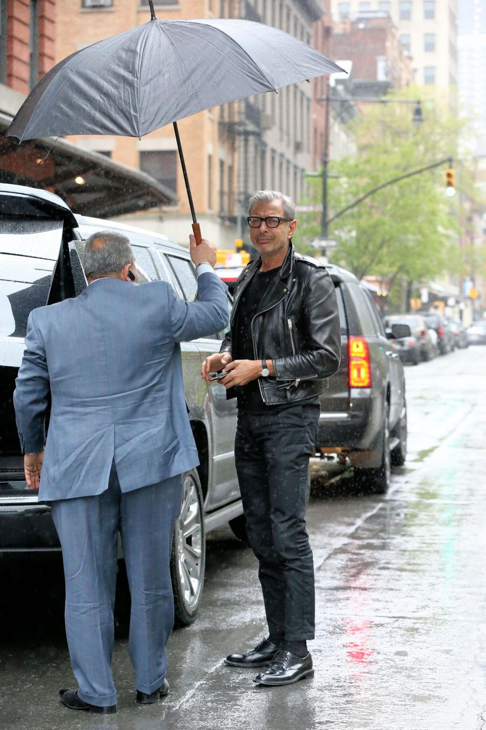 Schlechte Wetteraussichten: Jeff Goldblum ist gerade in New York am Hotel angekommen. Trotz Regenschirmhalter, wirkt er etwas zerknirscht über das Wetter. Schlechte Wetteraussichten: Jeff Goldblum ist gerade in New York am Hotel angekommen. Trotz Regenschirmhalter, wirkt er etwas zerknirscht über das Wetter.