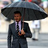 David Beckham holt gemeinsam mit Prinzessin Anne und dem Londoner Bürgermeister das Olympische Feuer aus Athen ab. Von dem Schmu