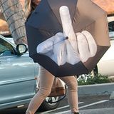 Shannon Tweed, Ex-Fotomodell und Frau von "Kiss-Rocker" Gene Simmons, zeigt, was sie von aufdringlichen Paparazzi hält.