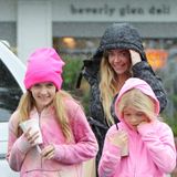 2. Dezember 2014: Denise Richards und ihre Töchter Sam und Lola Sheen eilen in Beverly Hills im Regen zu ihrem Auto.