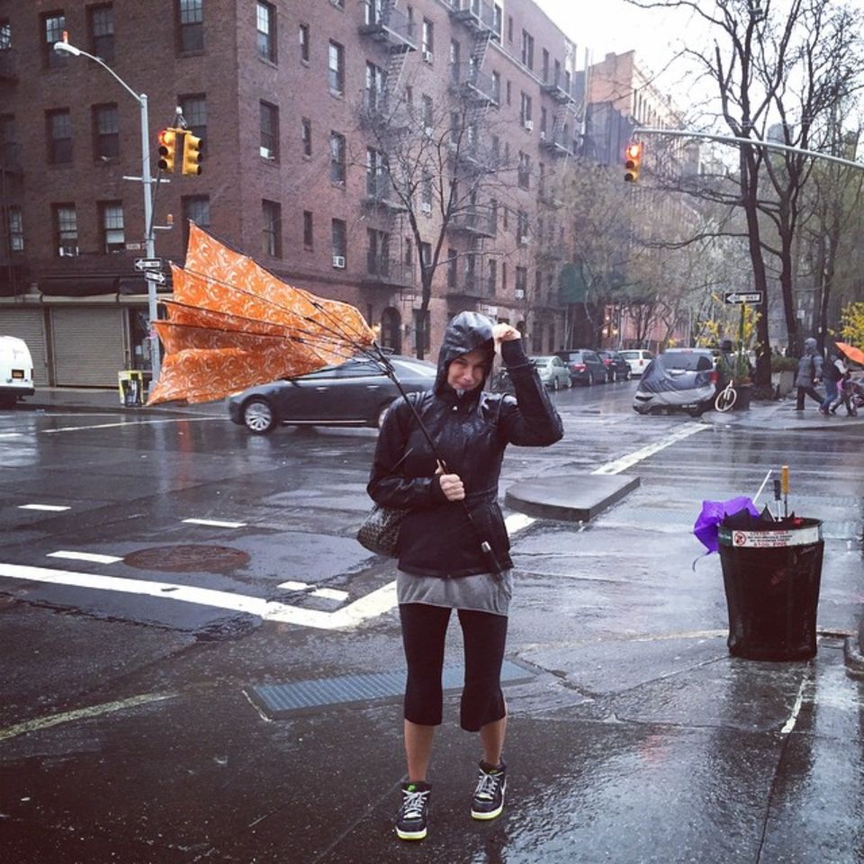 "Der April macht was er will." Das bekommt auch Brooke Shields zu spüren und wird von einem Unwetter überrascht.