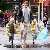 Liev Schreiber und seine Kids Alexander und Sasha sind gegen das Regenwetter in New York City bestens gewappnet und bezwingen jede Pfütze.