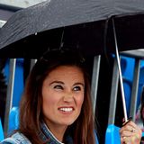 Skeptisch guckt Pippa Middleton bei einem Tennisturnier in London in den Himmel.