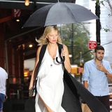 Model Karolina Kurkova macht auch im New Yorker Regen eine gute Figur.