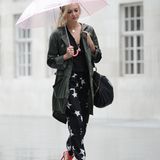 Die britische Radiomoderatorin Fearne Cotton spaziert auch im Regen stylisch durch London.