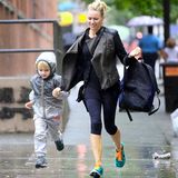 Naomi Watts und ihr Sohn laufen nach der Schule durch den Regen in Manhattan.