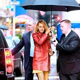 Blake Lively schützt sich in New York City mit einem großen dunklen Schirm vor dem Regen.
